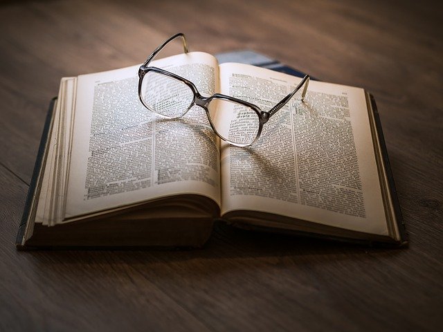 brýle na otevřené knize