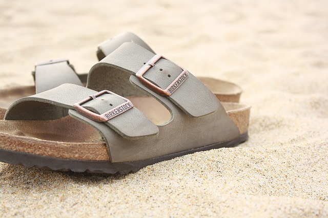 pantofle na písku